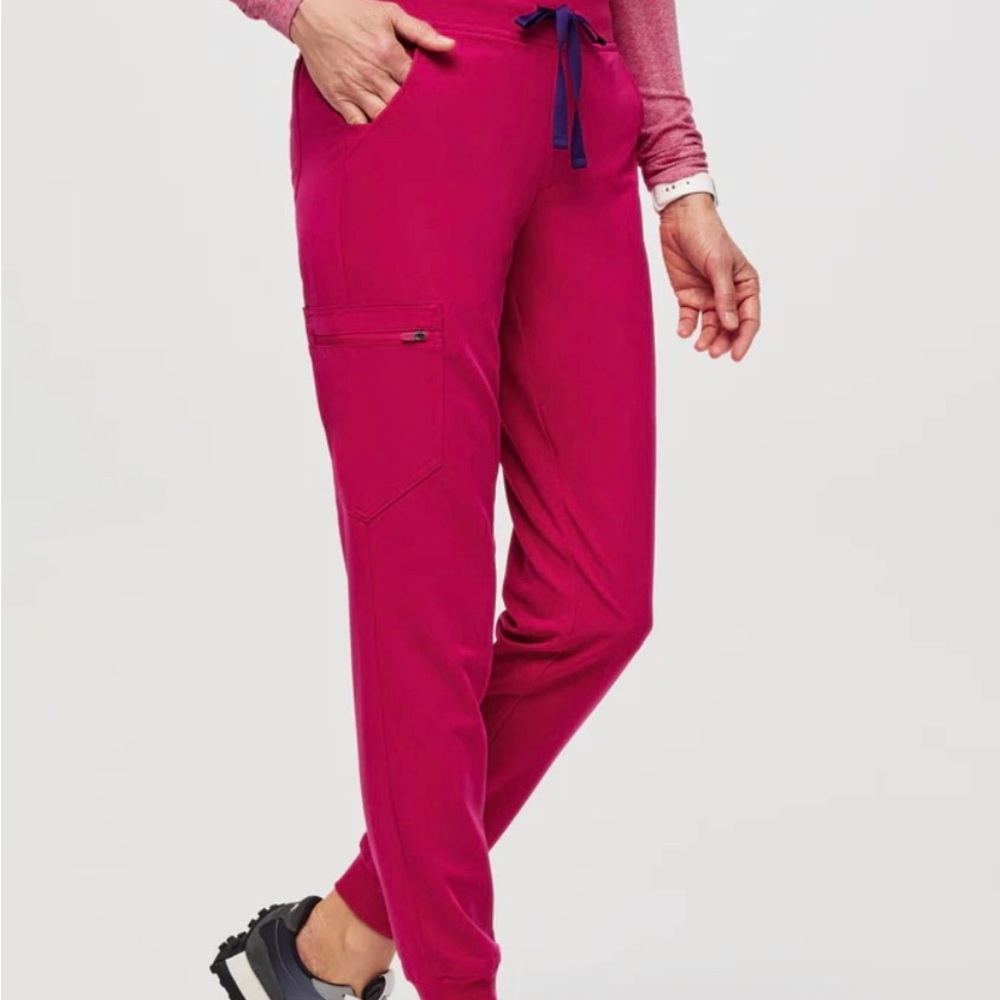 With a slim fit, six pockets, a super comfortable yoga waistband fabric